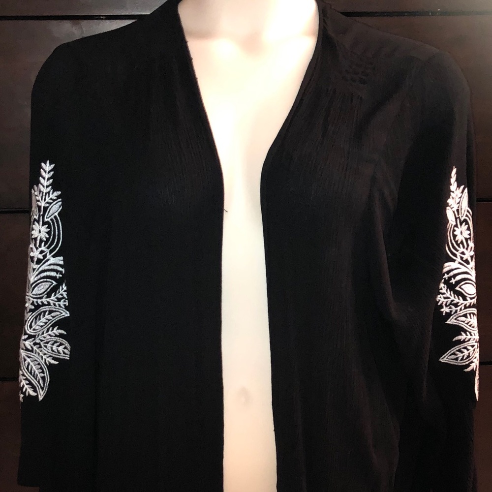 Torrid Black Kimono Wrap with white flower detail